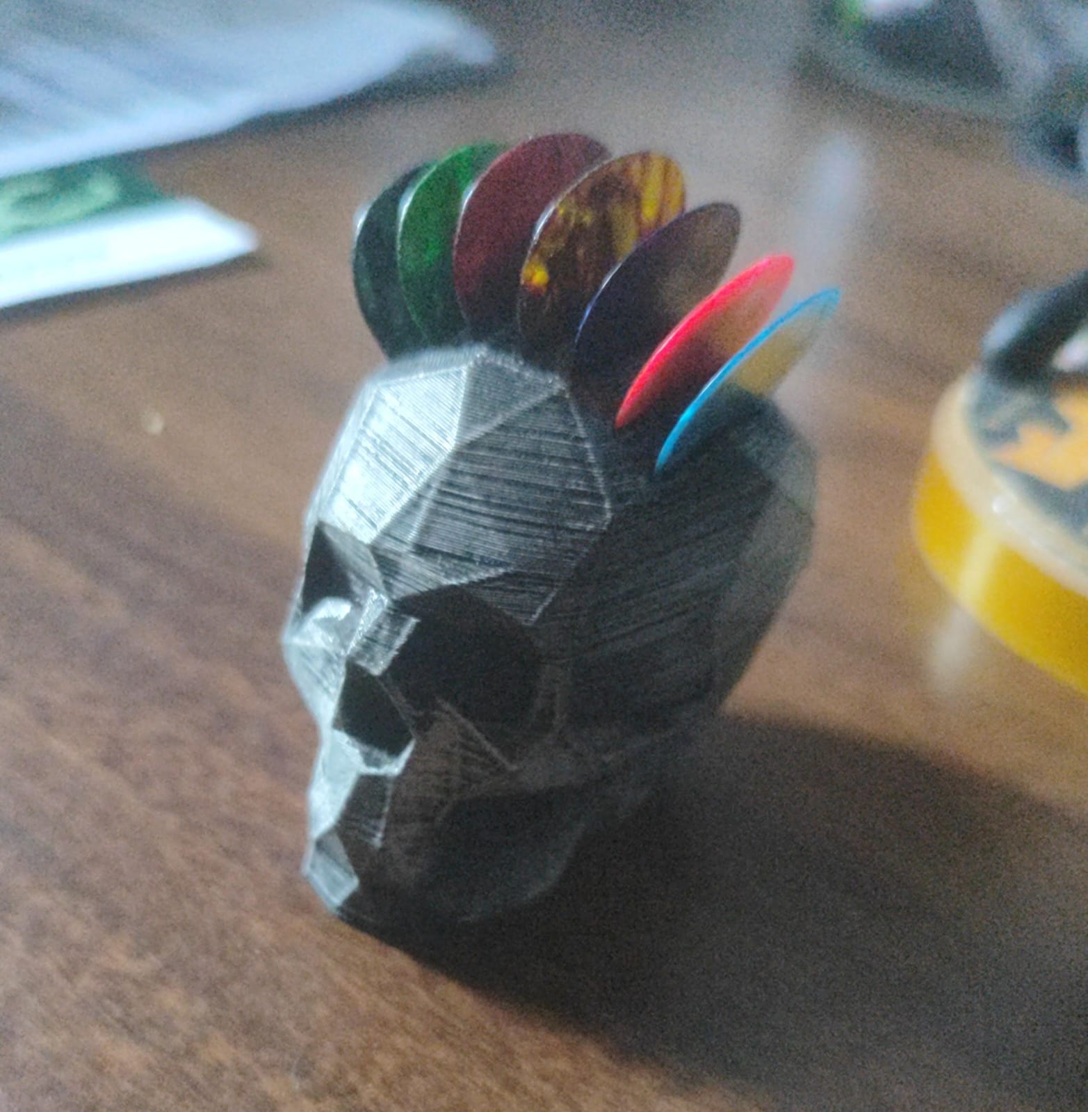 Violão, guitarra e palhetas.